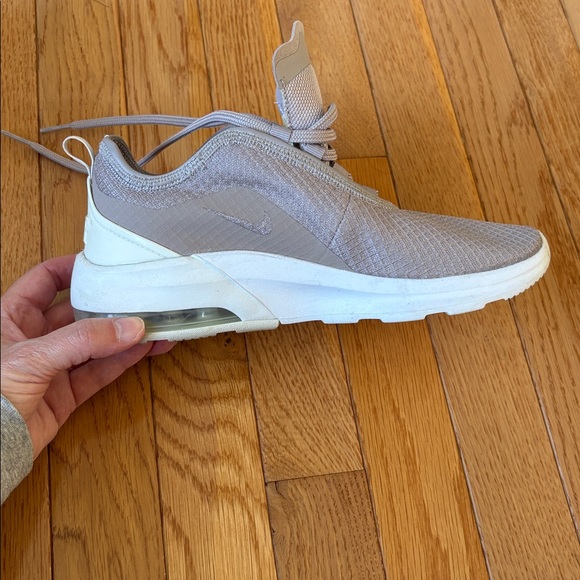 🩶 Women’s Nike Light Gray and White Sneakers 👟 - Picture 9 of 11